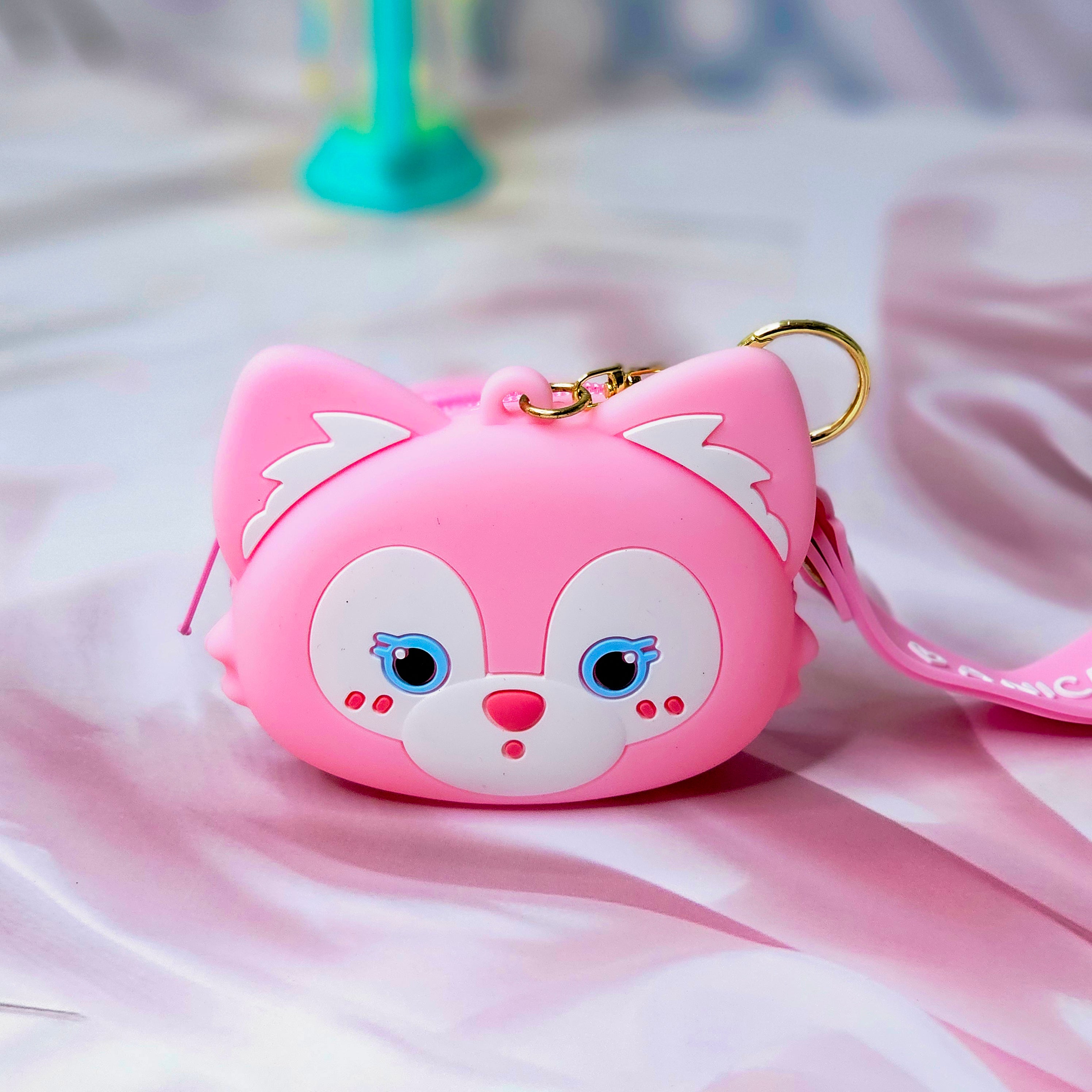 Tom cartoon character silicone coin purse with keychain strap, a playful and compact accessory for children and collectors. Great for organizing small change or keys, adding a touch of fun to everyday essentials. www.usmile.com
